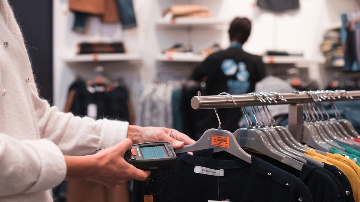 Inventaire dans le magasin Promod