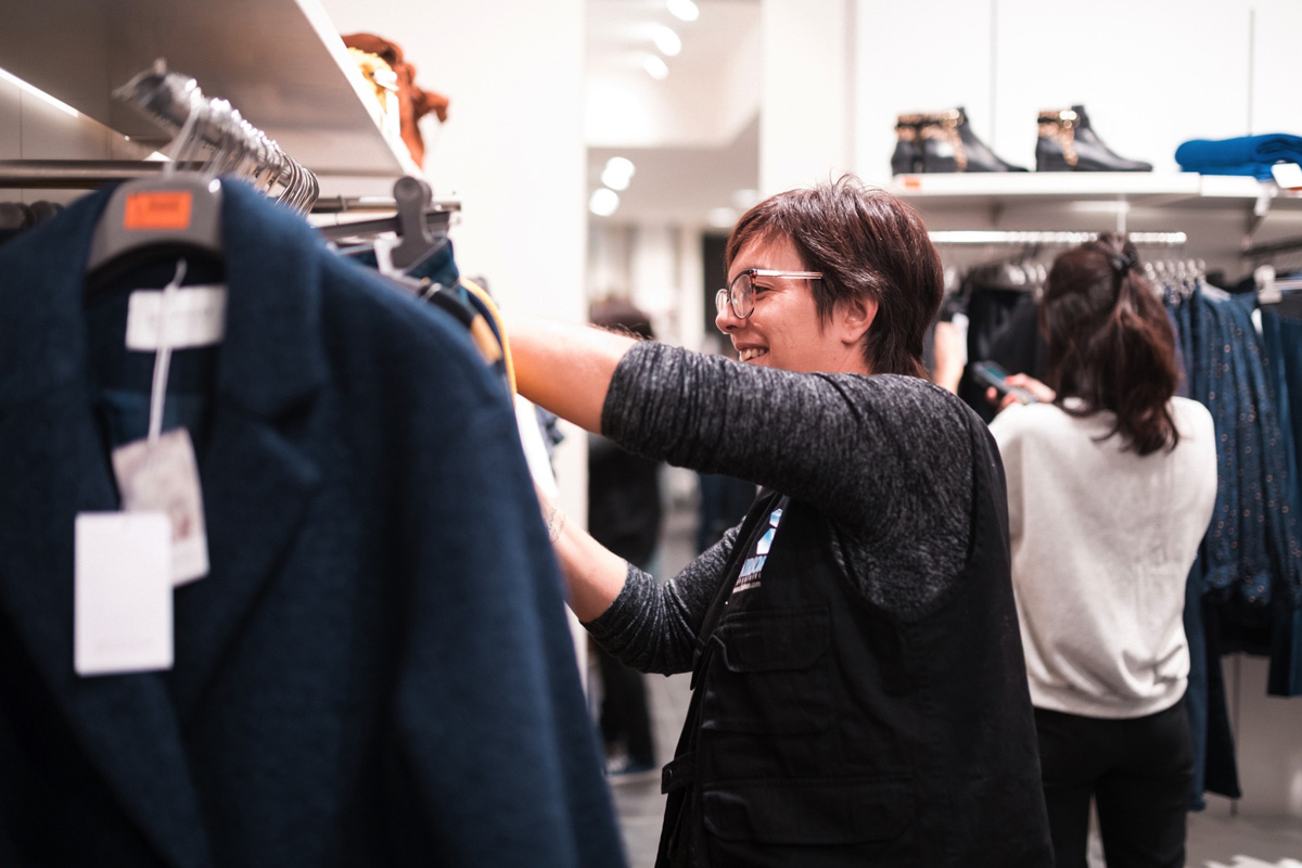 Inventaire de prêt-à-porter dans le magasin Promod