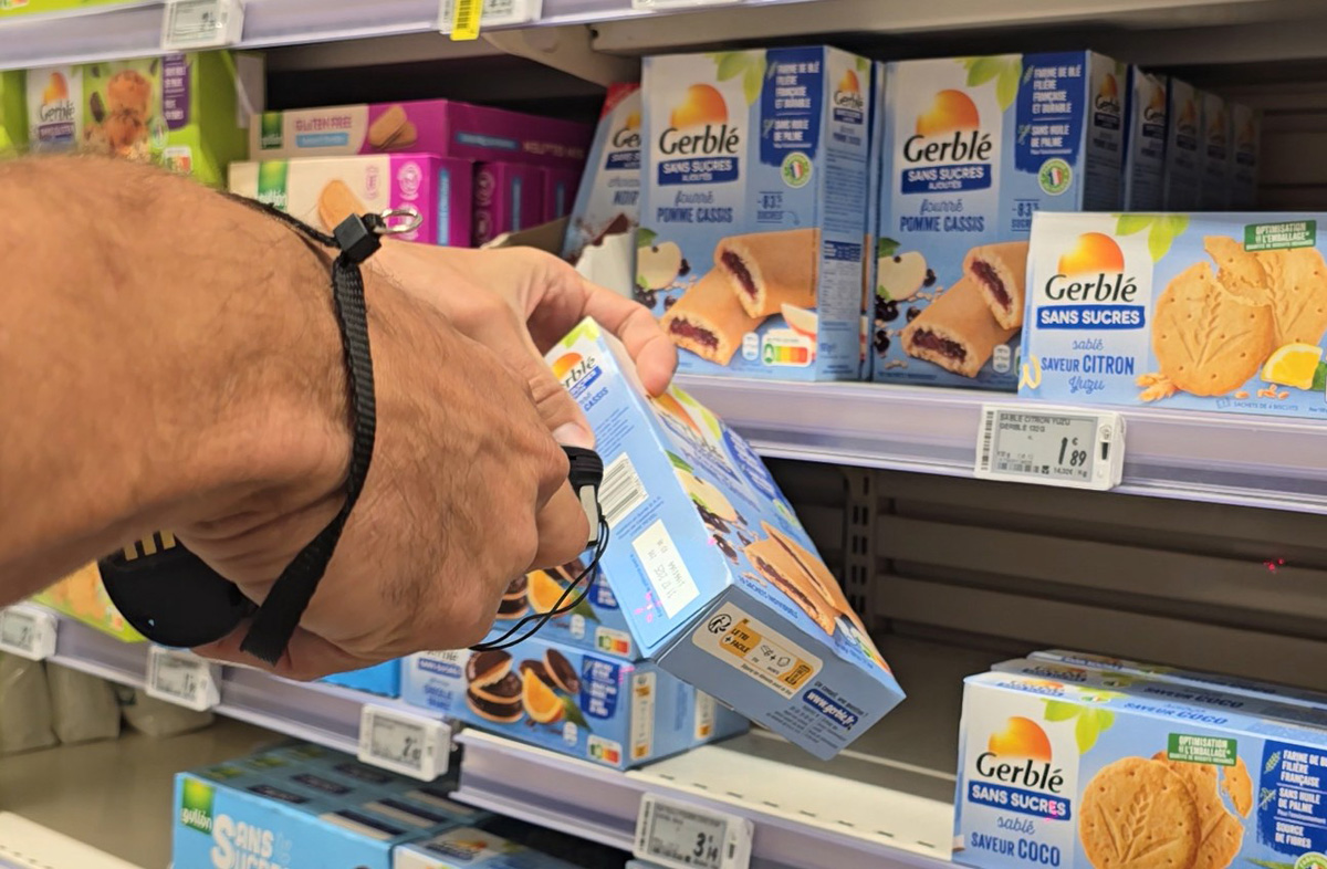 Inventoriste entrain de scanner des biscuits